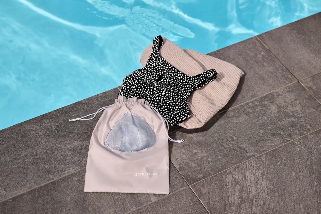 Bikini und Badeanzug als Brustprothese
