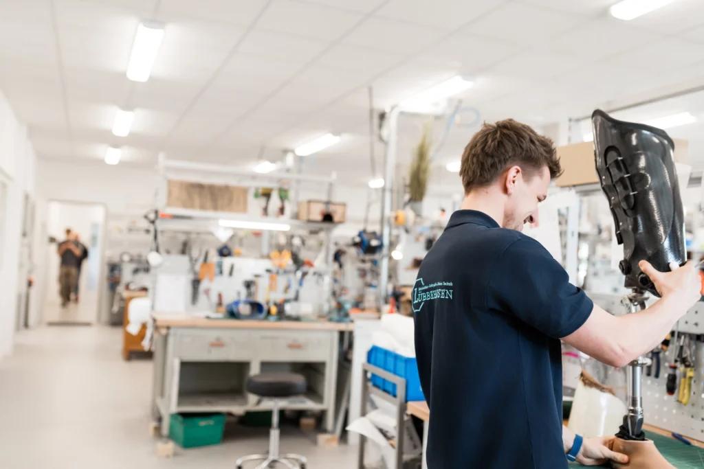 Orthopaedietechniker arbeitet in Werkstatt an einer Prothese