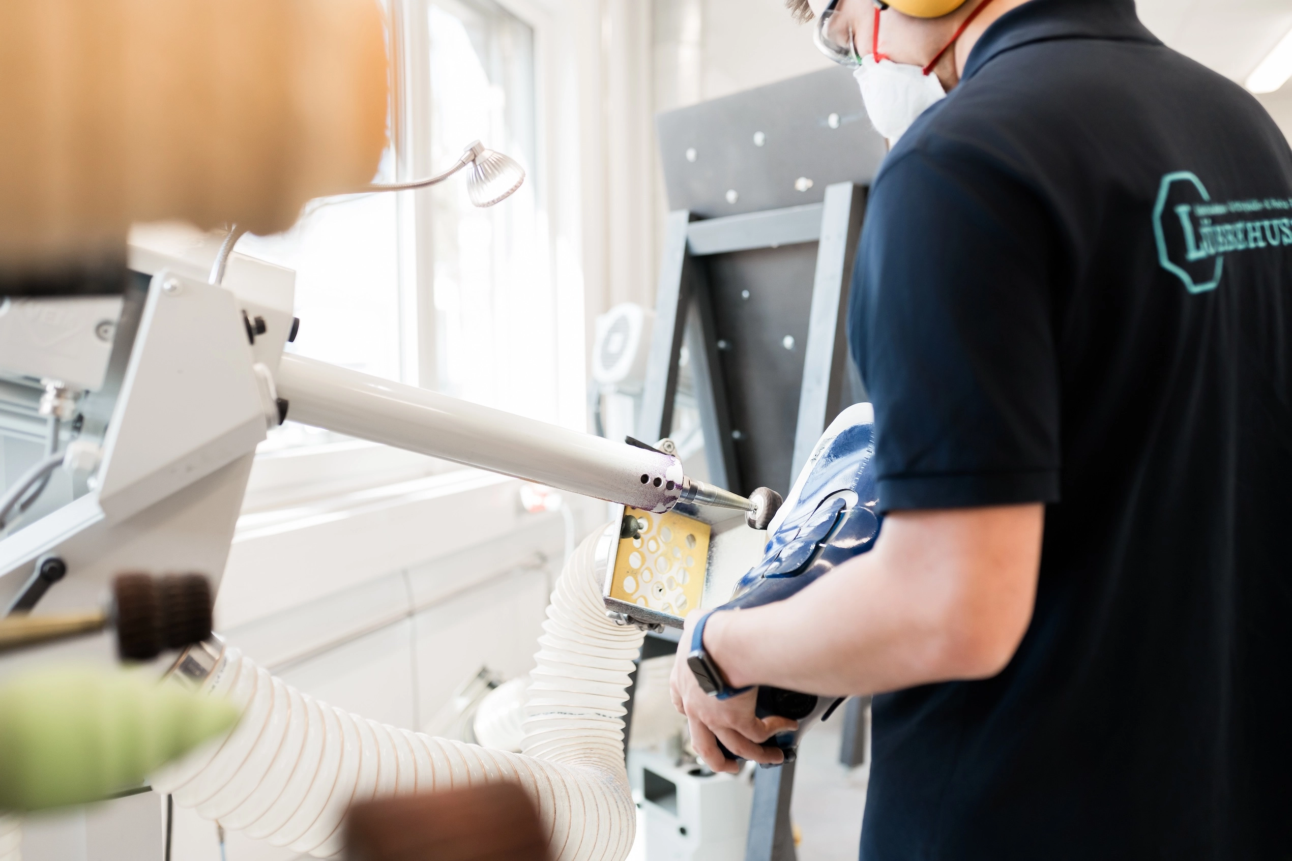 Orthopaedietechniker arbeitet in Werkstatt an einer individuellen Anpassung
