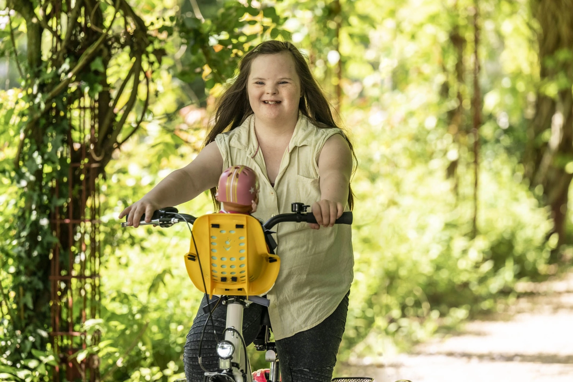 Maedchen faehrt Fahrrad