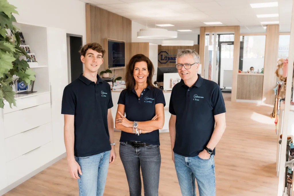 Nick Janssen, Heike Lehmkuhl und Dieter Bruns des Sanitaetshauses Luebbehusen