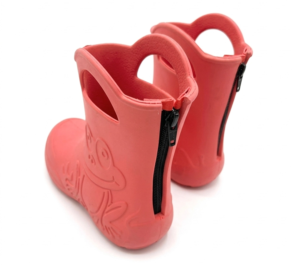 Rote Kinder Gummistiefel Schuhzurichtung